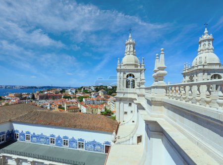 Téléchargez les photos : Toit avec clochers blancs sur fond bleu ciel. Monastère de Saint-Vincent-hors-les-Murs, ou Eglise (Iglesia) de Sao Vicente de Fora à Lisbonne, Portugal
. - en image libre de droit