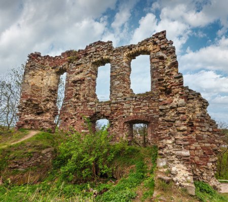 Téléchargez les photos : Ruines du château de Buchach, oblast de Ternopil, Ukraine. Datant du 14ème siècle
. - en image libre de droit
