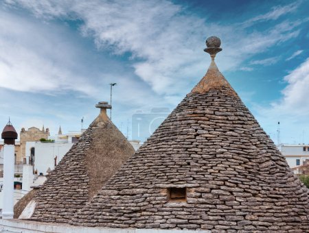 Téléchargez les photos : Vue sur les toits de trulli dans le principal quartier touristique d'Alberobello belle vieille ville historique, région des Pouilles, Italie du Sud - en image libre de droit