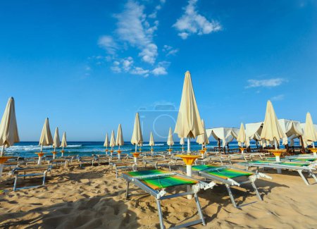 Téléchargez les photos : Morning paradise plage de sable blanc Les Maldives du Salento avec parasols et chaises longues (Pescoluse, Salento, Pouilles, Italie du Sud). La plus belle plage de sable de mer des Pouilles
. - en image libre de droit