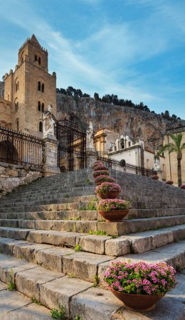 Foto de Vista de entrada a la iglesia de la ciudad vieja de Cefalu, región de Palermo, Sicilia, Italia. - Imagen libre de derechos