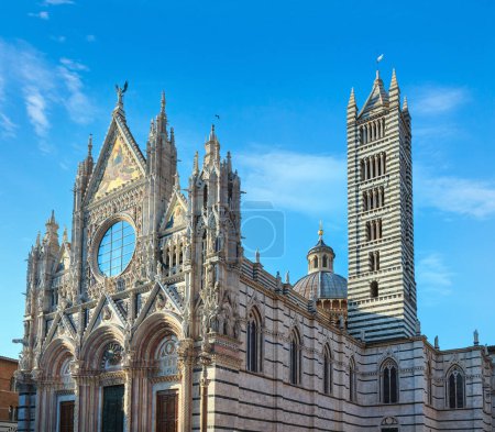 Téléchargez les photos : Cathédrale de Sienne (Duomo di Siena), façade principale achevée en 1380. Sienne est une ville médiévale italienne, capitale de la province de Sienne, Toscane, Italie. Le centre historique est classé au patrimoine mondial de l'UNESCO
. - en image libre de droit