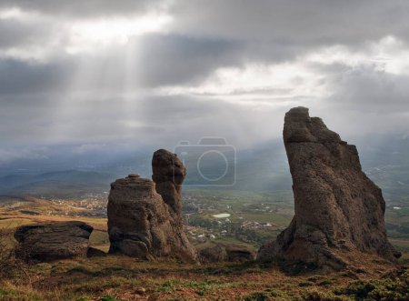 Foto de Vista rocosa de la montaña en los rayos del sol de la tarde (valle de los fantasmas cerca del monte Demerdzhi, Crimea, Ucrania
) - Imagen libre de derechos