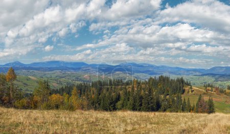Téléchargez les photos : Belle matinée d'automne près du village des Carpates (montagne des Carpates, Ukraine
). - en image libre de droit