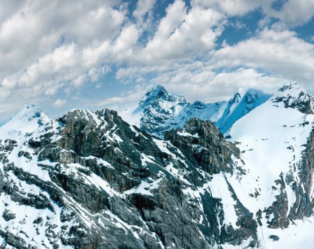 Vista de la montaña de verano desde el paso de Stelvio con nieve en la pendiente (Italia
)