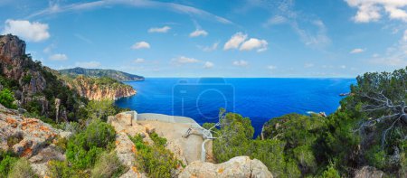 Vue mer d'été sur la côte rocheuse avec point d'observation (Costa Brava, Catalogne, Espagne). Six coups de point panorama haute résolution.