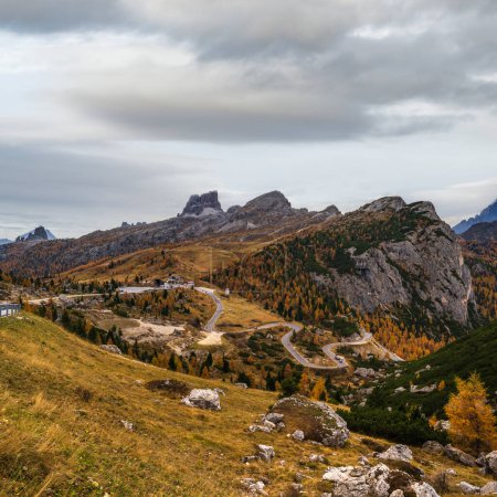 Matin couvert automne alpin Dolomites scène de montagne. Vue paisible près de Valparola et Falzarego Path, Belluno, Italie. Voyage pittoresque, saisonnier, nature et campagne concept beauté scène
.