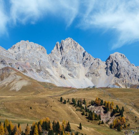 Herbstlicher Blick auf die Dolomiten vom San Pellegrino Pass, Trentino, Dolomiten Alpen, Italien. Malerische Reise-, Saison- und Naturschönheitskonzepte.