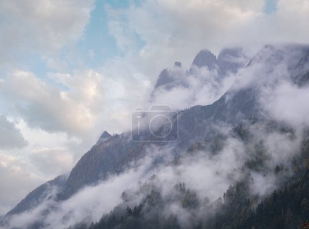 Mystisch bewölkt und neblig-herbstliche Berghänge. Lienzer Dolomiten. Friedliche malerische Reisen, saisonale, Natur und Landschaft Schönheitskonzepte Szene.