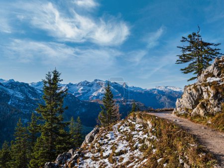 Foto de Otoño Alpes montaña brumosa vista de la mañana desde Jenner Viewing Platform, Schonau am Konigssee, Berchtesgaden parque nacional, Baviera, Alemania. Pintoresca escena de belleza itinerante, estacional y natural
. - Imagen libre de derechos