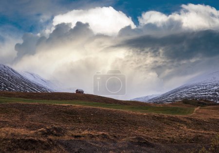Foto de Hermosa vista de la montaña durante el viaje en auto en Islandia. Espectacular paisaje islandés con naturaleza escénica: montañas, campos, nubes, glaciares, rocas. - Imagen libre de derechos