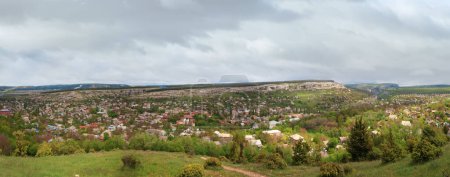 Foto de Vista nublada de primavera de la ciudad de Bakhchisaraj (Crimea, Ucrania). Cuatro disparos puntada imagen. - Imagen libre de derechos