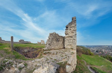 Vue d'été des ruines antiques du château (ville de Kremenets, région de Ternopil, Ukraine). Construit au 12ème siècle. Image de point quatre coups
.