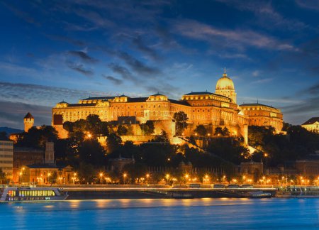 Téléchargez les photos : Palais Royal de Budapest vue de nuit. Longue exposition
. - en image libre de droit