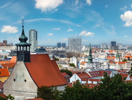 Foto de Vista de la ciudad de Bratislava desde el castillo (Eslovaquia
). - Imagen libre de derechos