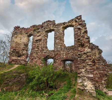 Foto de Ruinas del castillo de Buchach, óblast de Ternopil, Ucrania. Citas del siglo XIV
. - Imagen libre de derechos