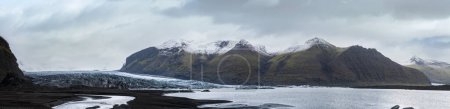 Téléchargez les photos : Glacier Skaftafellsjokull, Islande. La langue du glacier glisse de la calotte glaciaire de Vatnajokull ou du glacier de Vatna près du volcan sous-glaciaire Esjufjoll. Lagune glaciaire avec blocs de glace et montagnes environnantes. - en image libre de droit