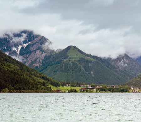 Achensee (Lago de Achen) paisaje de verano con cielo nublado (Austria
).