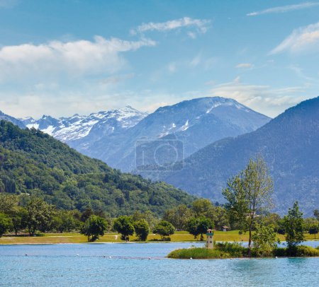 Lac Passy et massif du Mont Blanc vue d'été (Chamonix, France
).