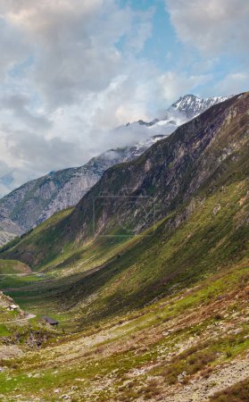 Montaña de los Alpes Passo del San Gottardo o San Gotthard Pass paisaje de verano (Suiza
).