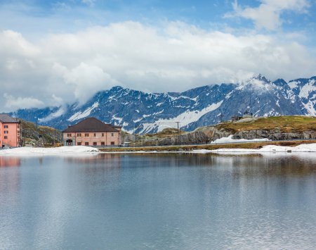 Printemps Alpes lac de montagne Lago della Piazza et Alexander Suworow monument de loin (Suisse, Passo del San Gottardo). Le monument est une ?uvre de Dmitri N. Tugarinov de 1999
.