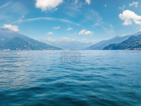 Téléchargez les photos : Lac de Côme (Italie) côte d'été vue imprenable depuis le bord du navire
. - en image libre de droit