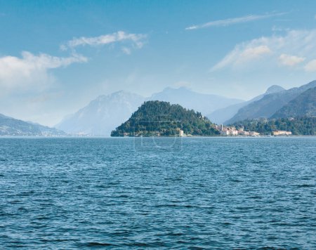 Téléchargez les photos : Lac de Côme (Italie) vue sur la côte estivale depuis le bord du navire - en image libre de droit