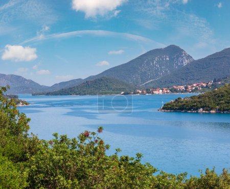 Téléchargez les photos : Hazy été mer Adriatique avec des îles à l'horizon, Croatie
. - en image libre de droit