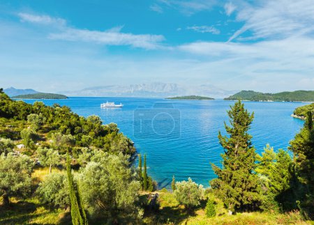 Beau paysage ombragé de littoral d'été de Lefkada (Nydri, Grèce, Mer Ionienne
).