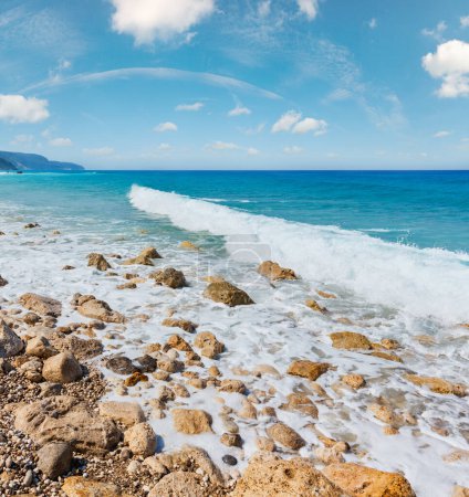 Foto de Hermosa playa pedregosa de la costa de Lefkada del verano, Grecia, mar jónico - Imagen libre de derechos