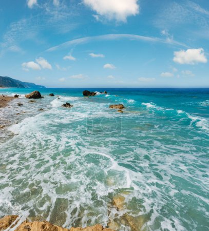 Foto de Hermosa playa pedregosa de la costa de Lefkada del verano, Grecia, mar jónico - Imagen libre de derechos