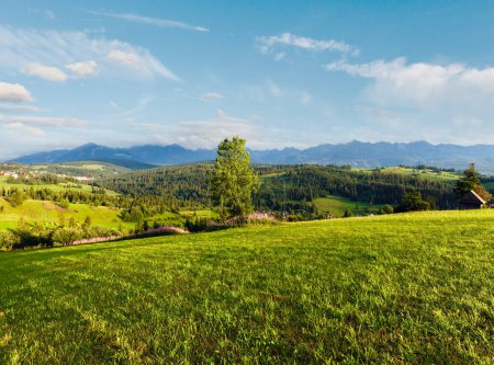 Téléchargez les photos : Soirée d'été village de montagne périphérie avec chaîne de Tatra derrière (Gliczarow Gorny, Pologne
) - en image libre de droit