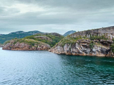 Téléchargez les photos : Ranfjorden Fjord vue nuageuse d'été depuis le ferry (Norvège
) - en image libre de droit