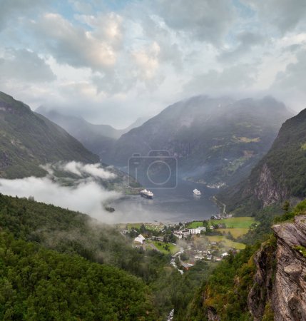 Foto de Geiranger Fjord nublado vista de verano desde arriba Dalsnibba monte, Noruega - Imagen libre de derechos