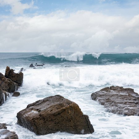 Foto de Paisajes oceánicos y grandes rocas. Vista desde la playa de Azkorri (Vizcaya, País Vasco, España
). - Imagen libre de derechos
