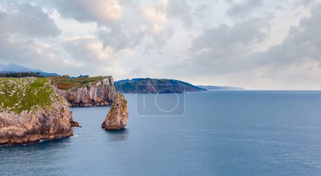 Golfo de Vizcaya vista de la costa rocosa de verano con isla de roca, España, Asturias, cerca de Camango. Dos disparos puntada panorama de alta resolución.