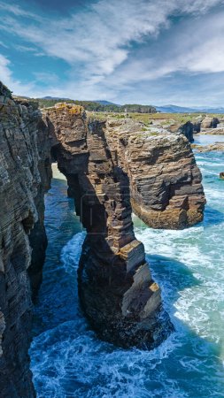 Téléchargez les photos : Arcs rocheux naturels sur la plage des cathédrales à marée basse (côte cantabrique, Lugo (Galice), Espagne). - en image libre de droit