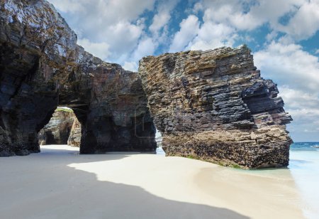 Téléchargez les photos : Arcs rocheux naturels sur la plage des cathédrales à marée basse (côte cantabrique, Lugo, Galice, Espagne). - en image libre de droit