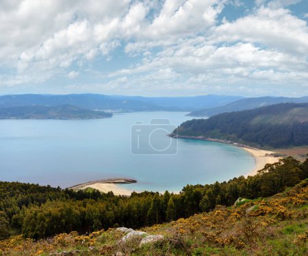 atlantische Ozeanlandschaft und estaca de blanke Halbinsel Küste. sommerlich bewölkt. Provinz einer Coruna, Galicien, Spanien.
