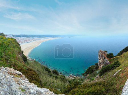 Téléchargez les photos : Nazare côte été vue panoramique brumeuse (Portugal). Panorama de point de deux coups
. - en image libre de droit