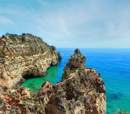 Sommer Atlantik felsige Küste von oben (Portimao, Alvor, Algarve, Portugal).