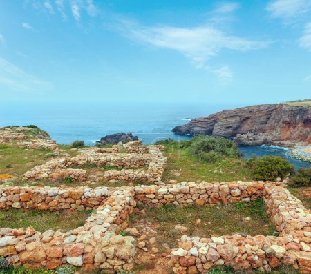 Les ruines de l'établissement des pêcheurs islamiques à Ponta do Castelo par Carrapateira (Aljezur), Portugal. Été Atlantique vue sur la côte rocheuse (Costa Vicentina, Algarve).