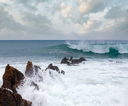 Téléchargez les photos : Gros rochers sur la plage Azkorri ou Gorrondatxe dans la ville de Getxo, Gascogne, Pays Basque (Espagne
). - en image libre de droit