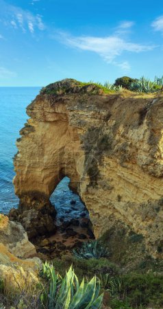 Sommer Atlantikküste mit Felsformationen (Veranden, Lagune, Algarve, Portugal).