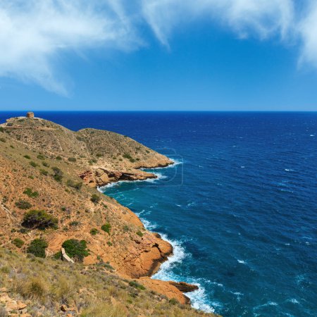 Paysage côtier méditerranéen estival avec ruines de tour défensive (près de Benidorm, Costa Blanca, Alicante, Espagne
).