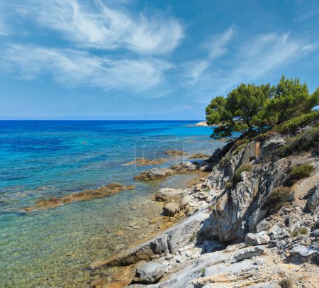 Mar Egeo paisaje de la costa, vista cerca de la playa de Karidi (Chalkidiki, Grecia). La gente es irreconocible.
.