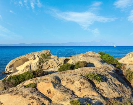 Ägäis Küstenlandschaft und Berg Athos Halbinsel im Nebel, Blick vom orangen Strand (chalkidiki, Griechenland).
