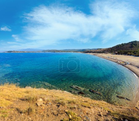 Sommer Meerblick mit Trani Ammouda Strand (Ormos Panagias, Chalkidiki, Griechenland). Menschen unkenntlich gemacht.