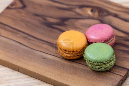 Téléchargez les photos : Macarons français aux couleurs vives sur un plateau en bois - en image libre de droit