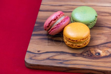 Téléchargez les photos : Macarons français aux couleurs vives sur un plateau en bois - en image libre de droit